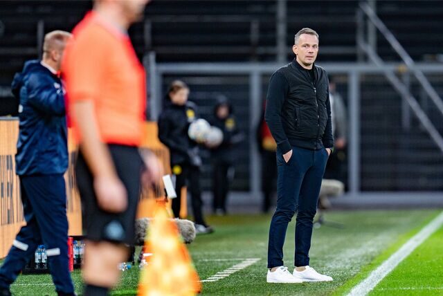 BVB-U23-Trainer Christian Preußer steht an der Seitenlinie.