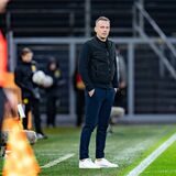 BVB-U23-Trainer Christian Preußer steht an der Seitenlinie.