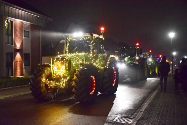 Ein Trecker ist mit vielen Lichtern geschmückt.