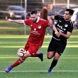 Einsatz ist im Kellerduell Trumpf: Der Deutener Evgenij Lakstankin (l.) und Sinsens Noah Karthaus im Kampf um den Ball.