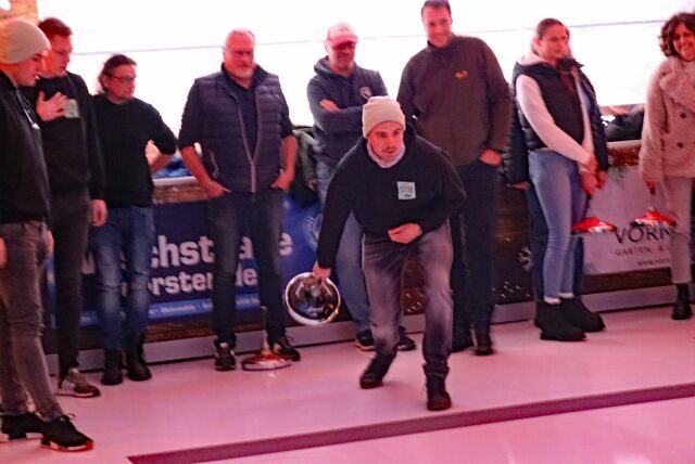 Ein Mann vom Team Pfeffiliebe bei den Eisstockmasters 2022 in Dorsten.