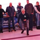 Ein Mann vom Team Pfeffiliebe bei den Eisstockmasters 2022 in Dorsten.