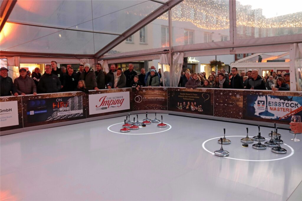 Bei den Eisstockmasters 2022 in Dorsten stehen Zuschauer an der Spielfläche. Bei den Eisstockmasters 2022 in Dorsten stehen Zuschauer an der Spielfläche.