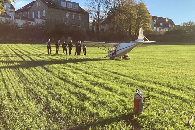 Ein Flugzeug musste in Hattingen-Niederwenigern auf einem Feld notlanden.