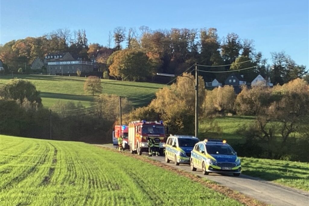 Feuerwehr- und Polizeiwagen fahren auf einer Straße in Hattingen. Feuerwehr- und Polizeiwagen fahren auf einer Straße in Hattingen.
