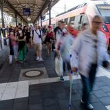 Fahrgäste steigen im Bahnhof aus einer S-Bahn.