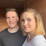 Lisa König und Chris Kremer werden zwar in diesem Jahr nicht mehr in ihre Doppelhaushälfte in Dortmund-Brechten einziehen können, erleben aber jede Woche Fortschritte. Aktuell wird das Haus von außen verputzt.