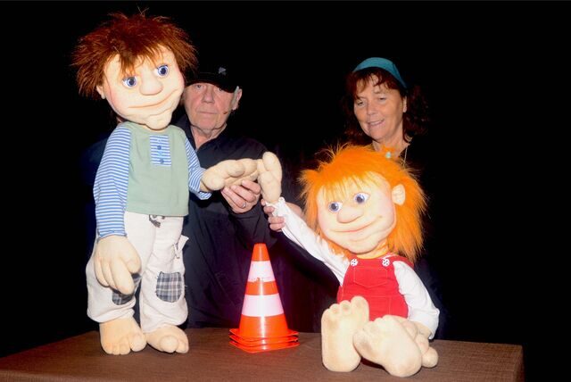 Die Puppen Tom und Lisa sind die Protagonisten vom Puppentheater Sonswas, dahinter die Theaterleute Gerd Mikol und Ute Winkelmann.