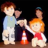 Die Puppen Tom und Lisa sind die Protagonisten vom Puppentheater Sonswas, dahinter die Theaterleute Gerd Mikol und Ute Winkelmann.