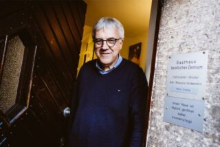 Pfarrer Ludger Ernsting an der – offenen – Tür des Gasthauses in Recklinghausen.