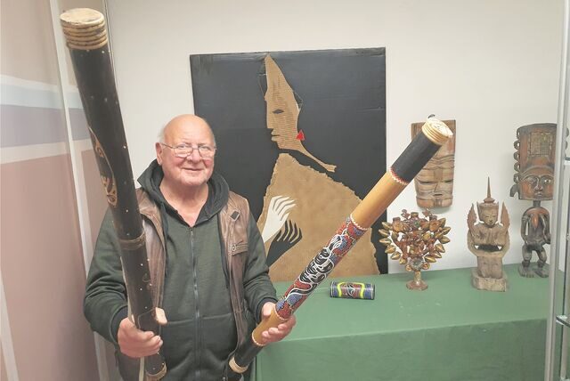 Raul Reding zeigt Exponate der Ausstellung „Masken und Götterbilder“.