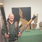 Raul Reding zeigt Exponate der Ausstellung „Masken und Götterbilder“.