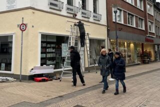 Handwerker montieren den „Hair Pirat“-Schriftzug in der Recklinghäuser Straße ab.