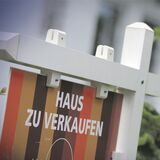 Links: ein Schild mit der Aufschrift „Haus zu verkaufen“. Rechts: Dörthe Schmidt.