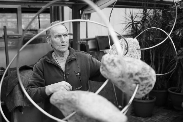 Wolfgang Schlieker mit einer Skulptur