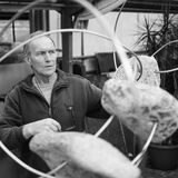 Wolfgang Schlieker mit einer Skulptur