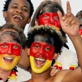 Fußballfans haben sich die Deutschland-Farben ins Gesicht gemalt.