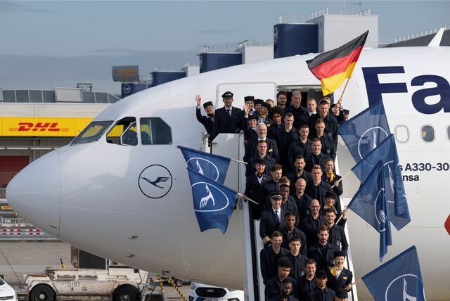 Die Spieler, Trainer und Betreuer der deutschen Fußball-Nationalmannschaft laufen zum Flugzeug. Das Team fliegt in ein Kurz-Trainingslager nach Maskat (Oman).