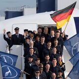 Die Spieler, Trainer und Betreuer der deutschen Fußball-Nationalmannschaft laufen zum Flugzeug. Das Team fliegt in ein Kurz-Trainingslager nach Maskat (Oman).
