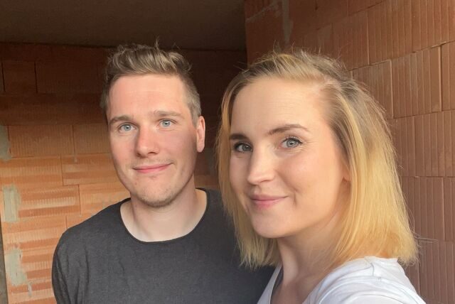 Lisa König und Chris Kremer werden zwar in diesem Jahr nicht mehr in ihre Doppelhaushälfte in Dortmund-Brechten einziehen können, erleben aber jede Woche Fortschritte. Aktuell wird das Haus von außen verputzt.