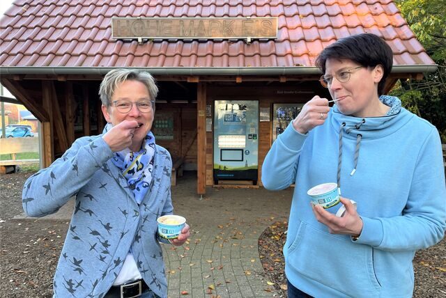 Yvonne Harks (l.) und Petra Große Gellermann haben das Hohe Mark Eis erfunden.