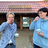 Yvonne Harks (l.) und Petra Große Gellermann haben das Hohe Mark Eis erfunden.