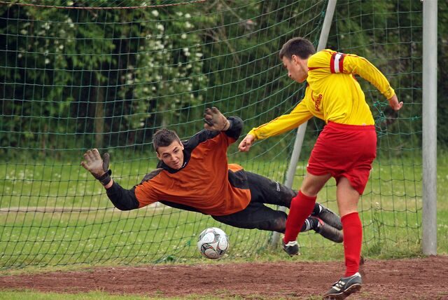Ein Foto aus dem Jahr 2009: Laurence Süß pariert einen Schuss im A-Junioren-Trikot des VfR Rauxel gegen Mengede.