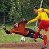 Ein Foto aus dem Jahr 2009: Laurence Süß pariert einen Schuss im A-Junioren-Trikot des VfR Rauxel gegen Mengede.