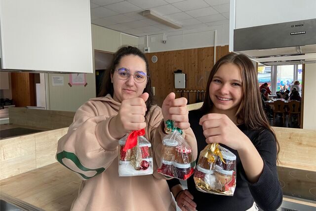 Denisa (r.) und Viktorija arbeiten in der Schülerfirma der Paul-Gerhardt-Schule in Oer-Erkenschwick mit.