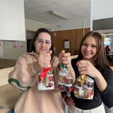 Denisa (r.) und Viktorija arbeiten in der Schülerfirma der Paul-Gerhardt-Schule in Oer-Erkenschwick mit.