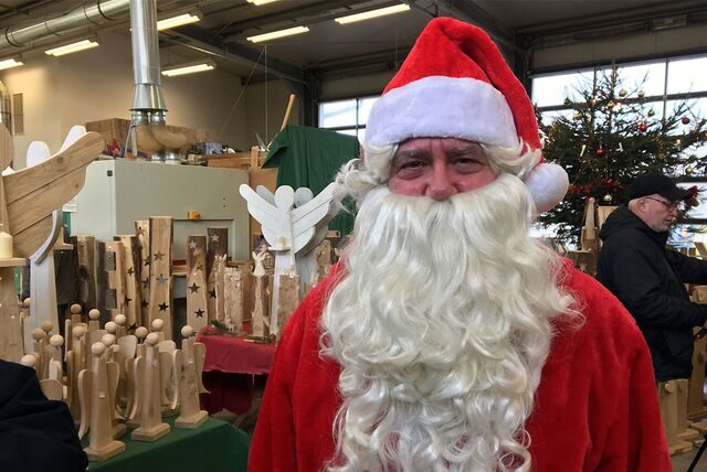 Der Weihnachtsmarkt in der JVA bietet viele Holzarbeiten.
