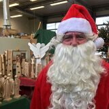 Der Weihnachtsmarkt in der JVA bietet viele Holzarbeiten.