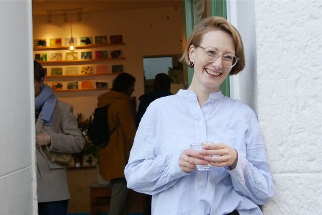 Mit einem breiten Lächeln steht Johanna Wais vor ihrem neu eröffneten Pop-up-Store, der über die kalten Wintermonate die Räumlichkeiten der Hitzefrei-Eisdiele füllt.