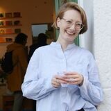 Mit einem breiten Lächeln steht Johanna Wais vor ihrem neu eröffneten Pop-up-Store, der über die kalten Wintermonate die Räumlichkeiten der Hitzefrei-Eisdiele füllt.