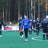 Bitterer Abgang: Die Spieler des TuS 05 Sinsen marschieren nach der Niederlage bei RW Deuten in die Kabine.