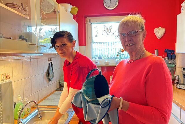 Jessica Kopse hilft Bärbel Löhn bei der Hausarbeit.