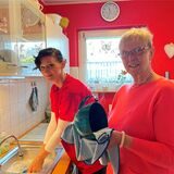 Jessica Kopse hilft Bärbel Löhn bei der Hausarbeit.