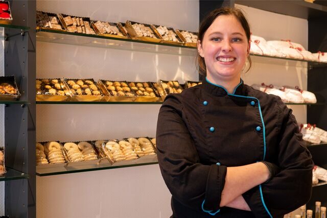 Franziska Schnetger steht vor einem Regal mit Gebäck.