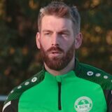 SG Massens Spielertrainer Marco Köhler (l.) geht neben seinem Trainerkollegen Sascha Grasteit.