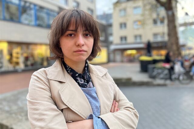 Nora Varga steht vor dem Simon-Cohen-Platz in Castrop-Rauxel