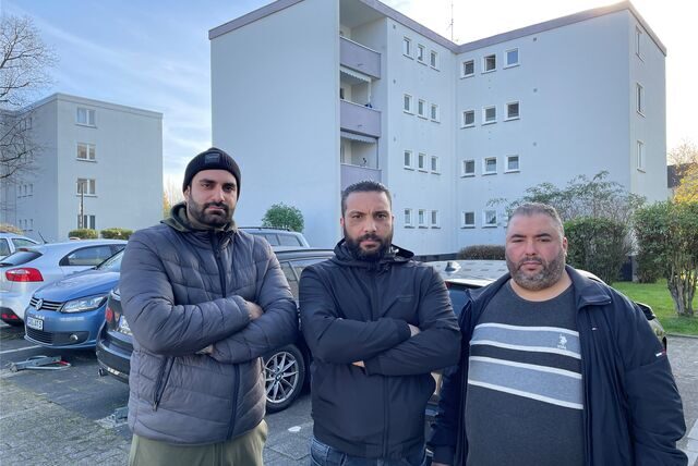 Ibrahim Moussa, Alsbih Mohsen und Abil Tamouh (v.l.) sind sauer: Seit Tagen können die Wohnungen am Sonnenschein nicht beheizt werden.