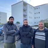 Ibrahim Moussa, Alsbih Mohsen und Abil Tamouh (v.l.) sind sauer: Seit Tagen können die Wohnungen am Sonnenschein nicht beheizt werden.