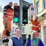 Der städtische Radverkehrsbeauftragte Fabian Menke (l.) und Wolfgang Borbeck von der Straßenverkehrsbehörde waren dabei, als an der Einmündung Hohe Straße/Gerstenstraße in Richtung Süden das erste „Grünpfeil“-Schild montiert wurde.