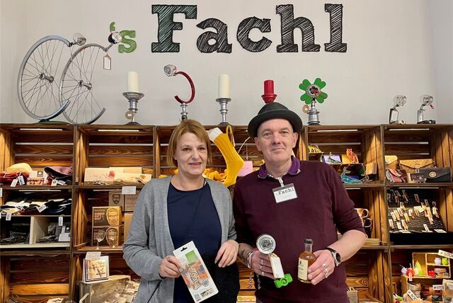 Martina Homuth und Martin Hüls stehen in Recklinghausen vor Holzkisten voller verschiedener Produkte.
