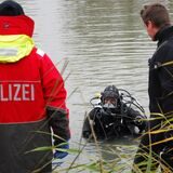 Am Datteln-Hamm-Kanal in Waltrop ist ein Taucher im Wasser, zudem sind zwei Polizisten zu sehen.