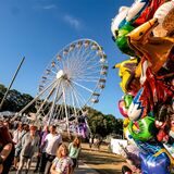 Das Riesenrad des Waltroper Parkfests, im Vordergrund Luftballons.
