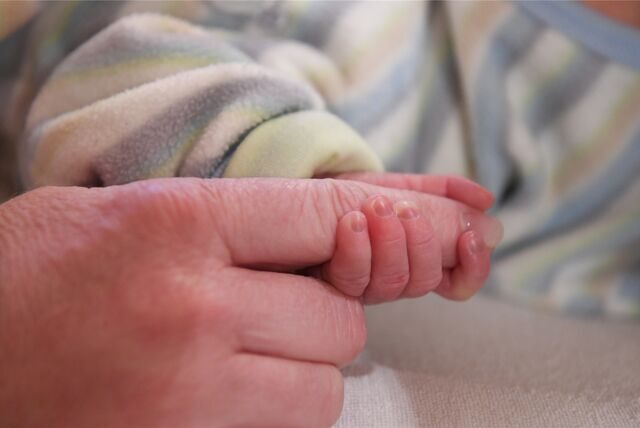 Eine Hertener Hebamme muss sich in Kürze vor dem Bochumer Landgericht verantworten. Es geht um den Kliniktod eines Babys vor vier Jahren. (Symbolbild)