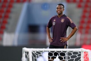 Youssoufa Moukoko lächelt auf dem Trainingsplatz