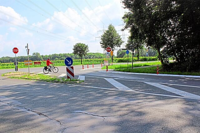 Ein Blick auf die T-Kreuzung Löringhofstraße/Recklinghäuser Straße; ein Radfahrer fährt gerade über die Straße.