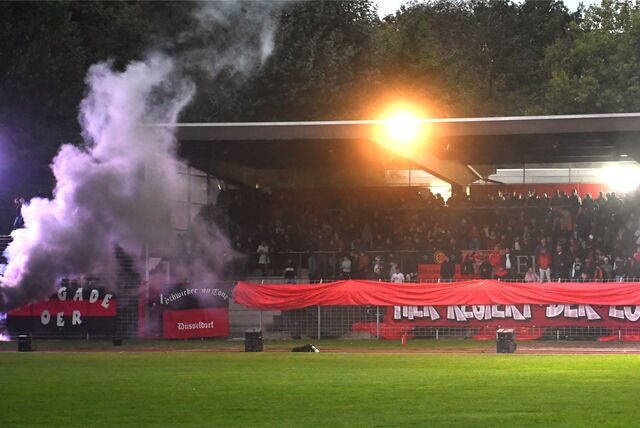 Viel los im Stimberg-Stadion: Beim Westfalenpokal-Achtelfinale gegen den SC Preußen Münster sorgten die Fans der Spvgg. Erkenschwick für Stimmung und Qualm. Die nächste Runde findet ohne sie statt – sagt jedenfalls der Verband.